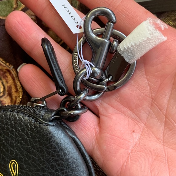 Authentic COACH Pebbled leather logo round coin zip keychain - Picture 9 of 11